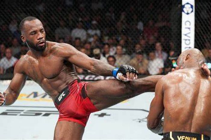 Tendangan maut Leon Edwards (kiri) yang meng-KO Kamaru Usman (kanan)