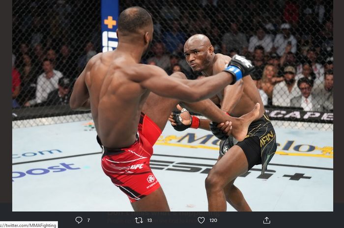 Juara kelas welter, Kamaru Usman, menepis tendangan Leon Edwards pada pertarungan gelar UFC 278, 20 Agustus 2022. Tendangan lain dari Edwards pada ronde terakhir menghancurkan rekor tak terkalahkan Usman di UFC.