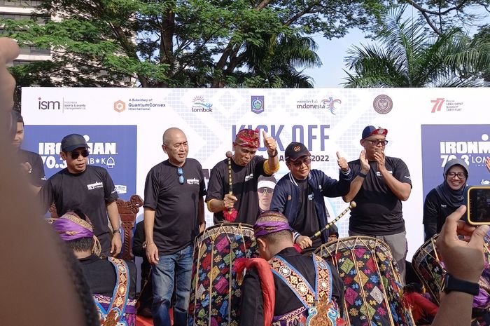 Prosesi Kick-Off kejuaraan IRONMAN 70.3 Lombok 2022 bersama penyelenggara, pemerintah pusat dan daerah di kawasan Sudirman, Jakarta Pusat, Minggu (21/8/2022).