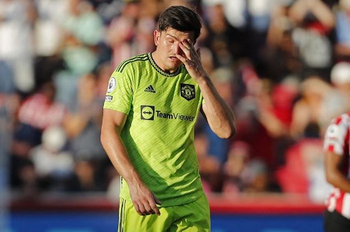 Reaksi Harry Maguire dalam duel Liga Inggris antara Brentford vs Manchester United di Gtech Community Stadium, London (13/8/2022).