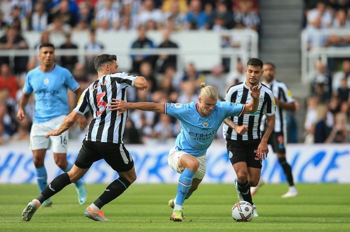 Aksi penyerang Manchester City, Erling Haaland (tengah) saat menghadapi Newcastle United pada pertandingan pekan ketiga Liga Inggris musim 2022-2023 di Stadion St. James' Park, Minggu (22/8/2022)