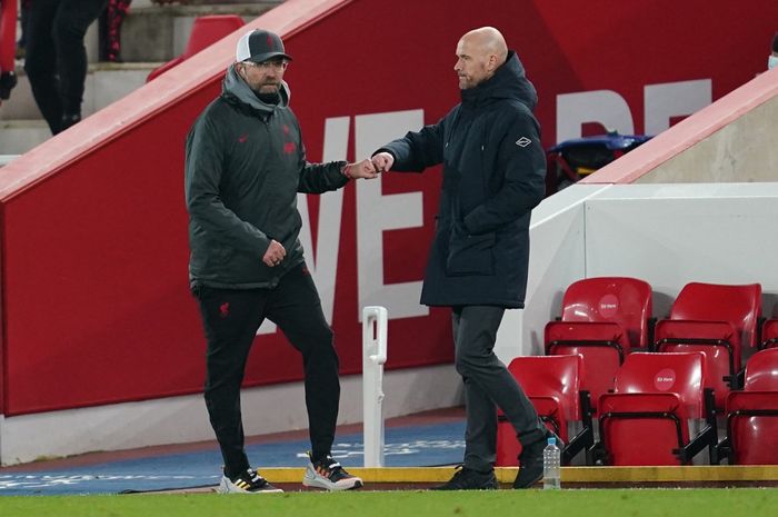 Juergen Klopp (kiri) bersalaman dengan Erik ten Hag dalam duel Liverpool vs Ajax di Liga Champions (1/12/2020). Kini Ten Hag menghadapi Klopp sebagai pelatih Manchester United.