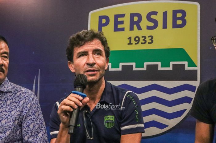 Pelatih baru Persib Bandung, Luis Milla, saat memberikan keterangan kepada awak media di Graha Persib, Bandung, Jawa Barat, 22 Agustus 2022.