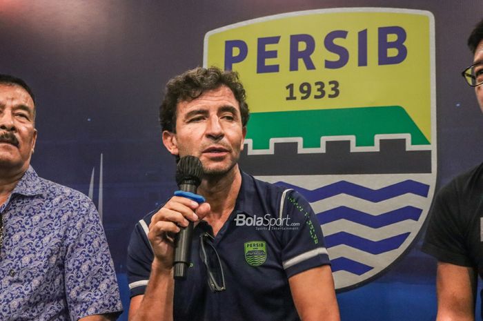 Pelatih baru Persib Bandung, Luis Milla, saat memberikan keterangan kepada awak media di Graha Persib, Bandung, Jawa Barat, 22 Agustus 2022.