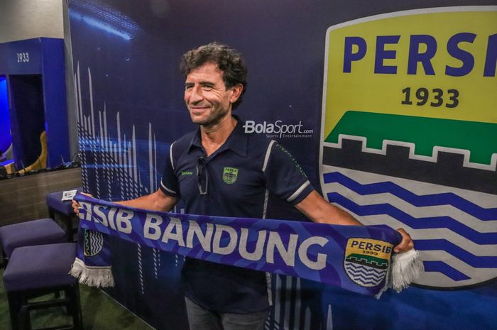 Luis Milla resmi diperkenalkan sebagai pelatih baru Persib Bandung di Graha Persib, Bandung, Jawa Barat, 22 Agustus 2022.