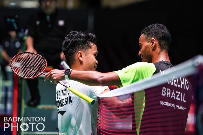 Pebulu tangkis tunggal putra Indonesia, Anthony Sinisuka Ginting, mendapat ucapan selamat dari lawannya, Ygor Coelho dari Brasil, atas kemenangannya pada babak pertama Kejuaraan Dunia 2022 di Tokyo Metropolitan Gymnasium, Jepang, 22 Agustus 2022.