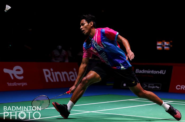 Pebulu tangkis tunggal putra Indonesia, Chico Aura Dwi Wardoyo, harus mengakui keunggulan Ng Tze Yong dari Malaysia pada babak pertama Kejuaraan Dunia 2022 di Tokyo Metropolitan Gymnasium, Jepang, 22 Agustus 2022.