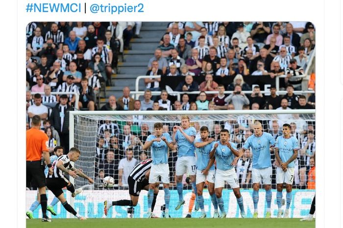 Tendangan bebas pemain Newcastle United, Kieran Trippier, ke gawang Manchester City pada pertandingan pekan ketiga Liga Inggris musim 2022-2023 di Stadion St. James' Park, Minggu (22/8/2022).