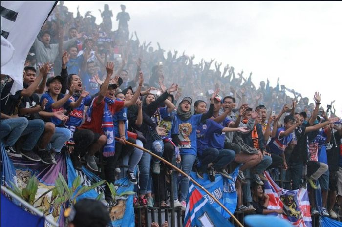 Suporter Arema FC saat mendukung timnya.