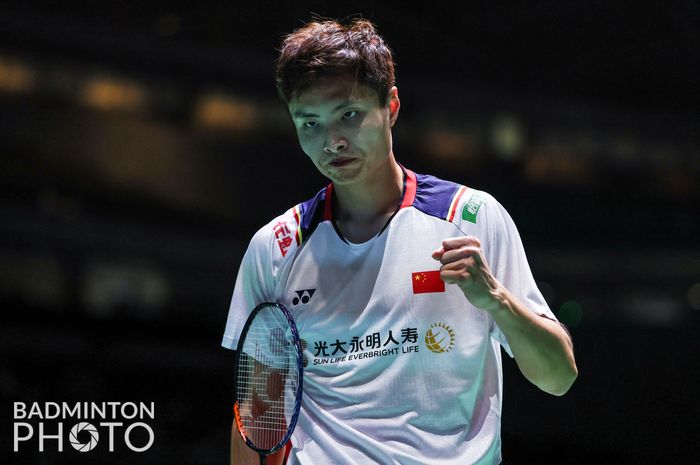 Pebulu tangkis tunggal putra China, Shi Yu Qi, mengalahkan Ade Rezky Dwicahyo dari Azerbaijan pada babak pertama Kejuaraan Dunia 2022 di Tokyo Metropolitan Gymnasium, Jepang, 22 Agustus 2022.