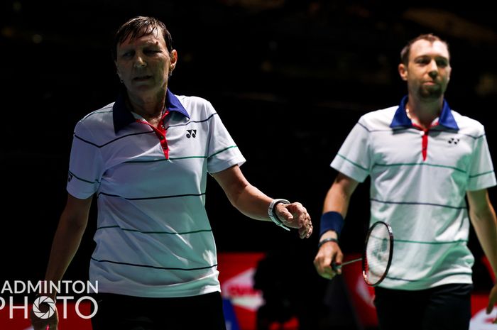 Pebulu tangkis Israel, Zvetlana Zilberman, bermain bersama putranya, Misha Zilberman, pada Kejuaraan Dunia 2022 di Tokyo Metropolitan Gymnasium, Jepang, 22 Agustus 2022.