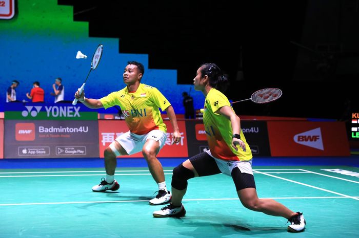 Pasangan ganda putra Indonesia, Rehan Naufal Kusharjanto/Lisa Ayu Kusumawati, menang atas Lee Jhe-Huei/Hsu Ya Ching dari Taiwan pada babak pertama Kejuaraan Dunia 2022 di Tokyo Metropolitan Gymansium, Jepang, 22 Agustus 2022.