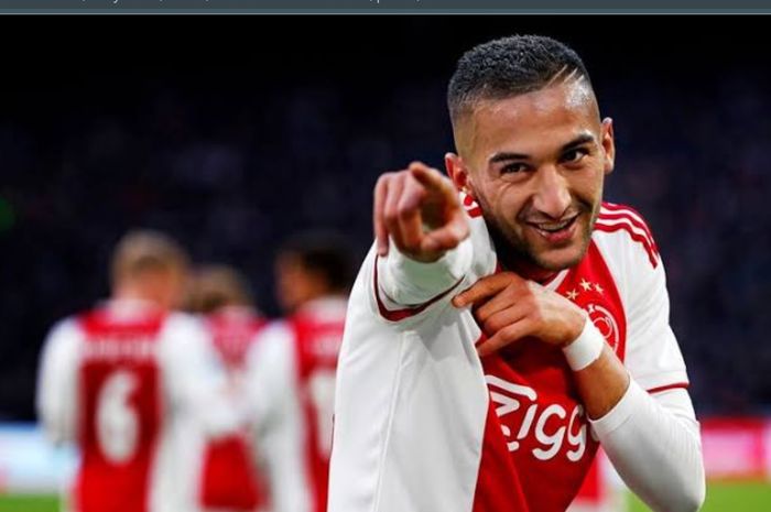 Hakim Ziyech memberikan pujian kepada Tyrell Malacia. Hal tersebut menjadi kode bahwa dirinya sangat ingin bermain di Manchester United.