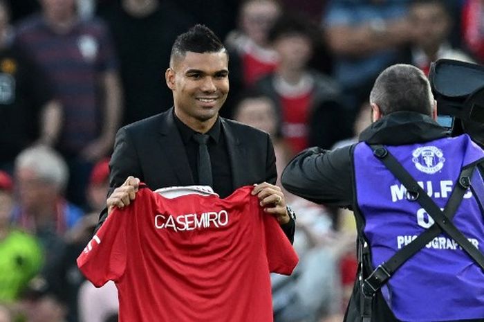 Casemiro saat diperkenalkan sebagai pemain baru Manchester United di Old Trafford (22/8/2022).