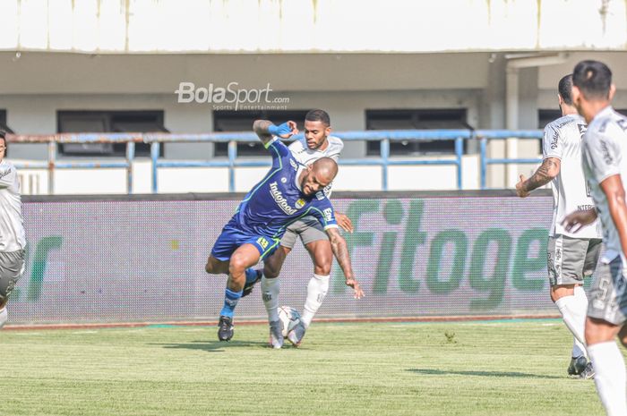 Striker Persib Bandung, David da Silva (kiri), sedang berebut bola dengan pemain Bali United bernama Yabes Roni (kanan) dalam laga pekan kenam Liga 1 2022 di Stadion Gelora Bandung Lautan Api, Bandung, Jawa Barat, 23 Agustus 2022.