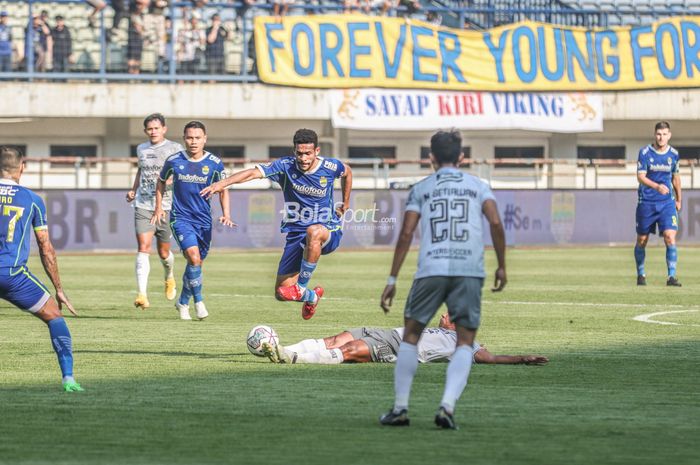 Gendang Persib Bandung, Ricky Kambuaya (kiri), sedang melewati terjangan lawannya dalam laga pekan keenam Liga 1 2022 di Stadion Gelora Bandung Lautan Api, Bandung, Jawa Barat, 23 Agustus 2022.