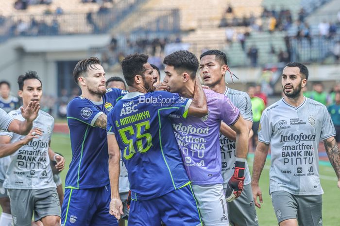 Kiper Bali United, Nadeo Argawinata (kanan), sempat terlibat perselisihan dengan gelandang Persib Bandung bernama Ricky Kambuaya (kiri) dalam laga pekan kenam Liga 1 2022 di Stadion Gelora Bandung Lautan Api, Bandung, Jawa Barat, 23 Agustus 2022.