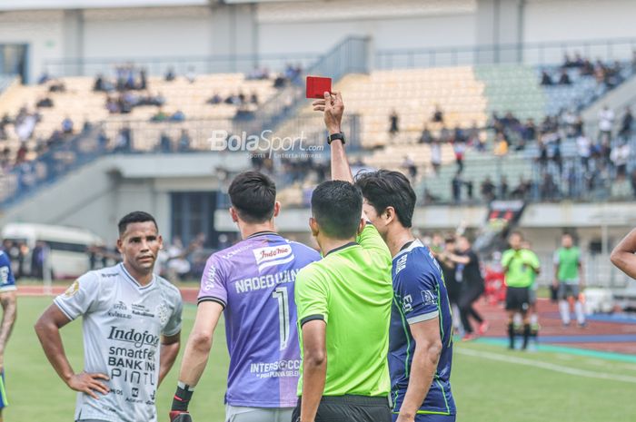 Sepinya tribun stadion Gelora Bandung Lautan Api, Bandung saat pertandingan Persib Bandung lawan Bali United