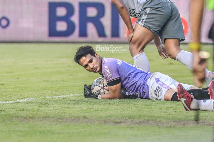 Kiper Bali United, Muhammad Ridho, sedang menangkap bola dalam laga pekan keenam Liga 1 2022 di Stadion Gelora Bandung Lautan Api, Bandung, Jawa Barat, 23 Agustus 2022.