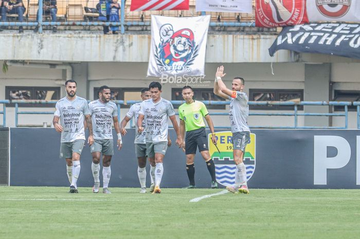 Penyerang Bali United, Ilija Spasojevic (paling kanan), nampak melakukan selebrasi seusai mencetak gol dalam laga pekan kenam Liga 1 2022 di Stadion Gelora Bandung Lautan Api, Bandung, Jawa Barat, 23 Agustus 2022.