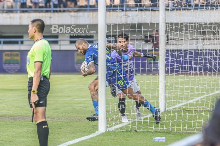 Striker Persib Bandung, David da Silva (kiri), nampak sedang memegangi bola dan berusaha dihalau kiper Bali United bernama Muhammad Ridho (kanan) dalam laga pekan keenam Liga 1 2022 di Stadion Gelora Bandung Lautan Api, Bandung, Jawa Barat, 23 Agustus 2022.