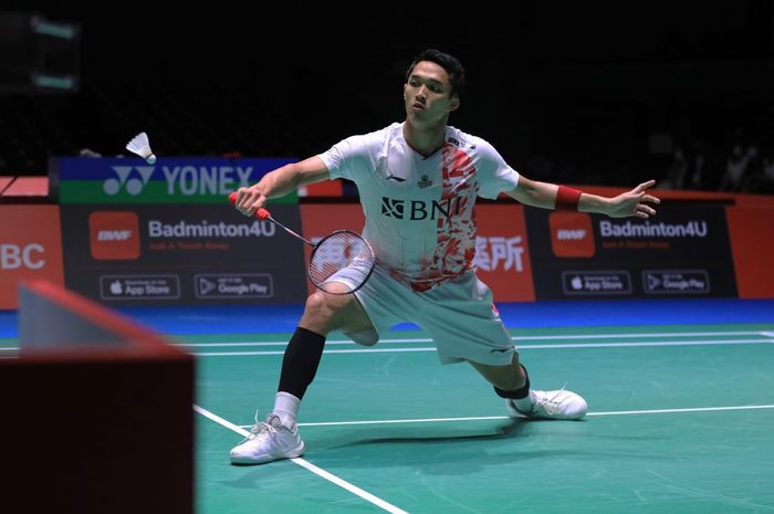 Aksi pebulu tangkis tunggal putra Indonesia, Jonatan Christie, saat menghadapi Kai Schaefer dari Jerman pada babak kedua Kejuaraan Dunia 2022 di Tokyo Metropolitan Gymnasium, Jepang, 23 Agustus 2022.