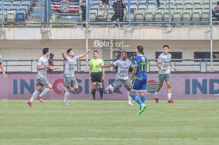 Pemain Bali United, Jean Marie Privat Befolo Mbarga, sedang melakukan selebrasi seusai mencetak gol dalam laga pekan keenam Liga 1 2022 di Stadion Gelora Bandung Lautan Api, Bandung, Jawa Barat, 23 Agustus 2022.