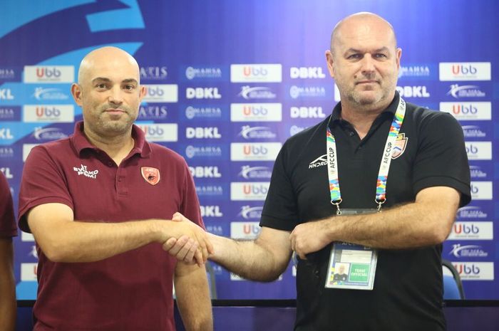 Pelatih Kuala Lumpur City, Bojan Hodak, bersalaman dengan pelatih PSM Makassar, Bernardo Tavares jelang final Piala AFC 2022 zona ASEAN.