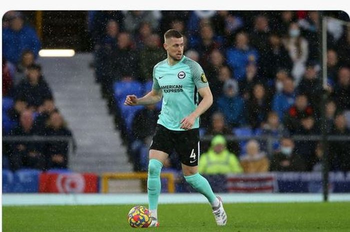  Chelsea dilaporkan tertarik untuk memboyong bek Brighton &amp; Hove Albion, Adam Webster.