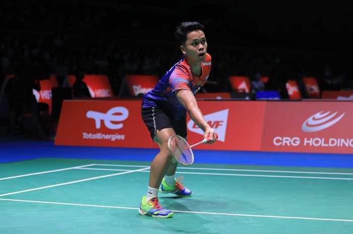 Aksi tunggal putra Indonesia, Anthony Sinisuka Ginting, pada babak 32 besar Kejuaraan Dunia 2022 di Tokyo Metropolitan Gymnasium, Jepang, Selasa (23/8/2022)