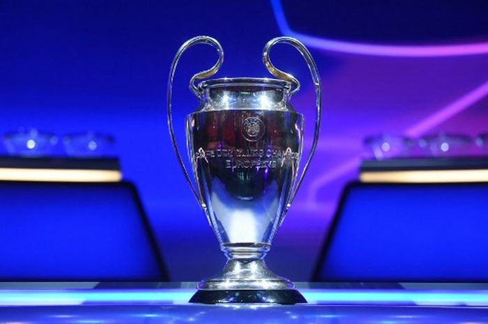 Trofi juara dipamerkan jelang drawing Liga Champions 2021-2022 di Istanbul, Turki (26/8/2021).