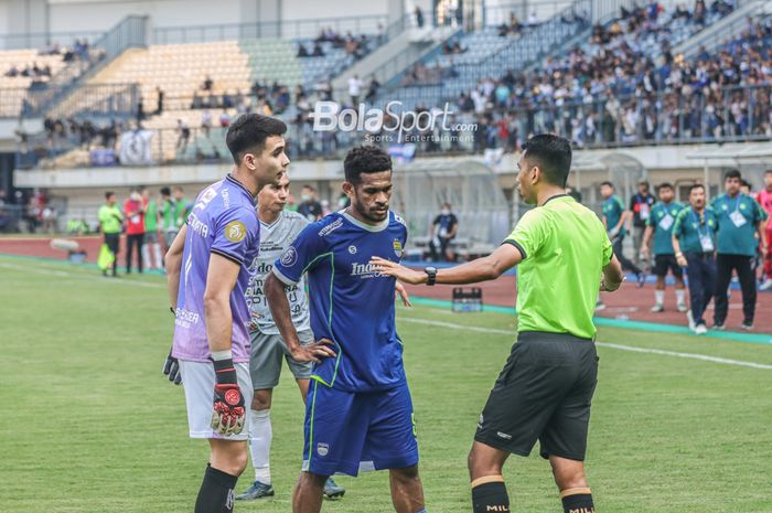 Kiper Bali United, Nadeo Argawinata (kiri) dan pemain Persib Bandung, Ricky Kambuaya (tengah), sedang berdikskusi dengan wasit dalam laga pekan kenam BRI Liga 1-2022/2023 di Stadion Gelora Bandung Lautan Api, Bandung, Jawa Barat, 23 Agustus 2022.