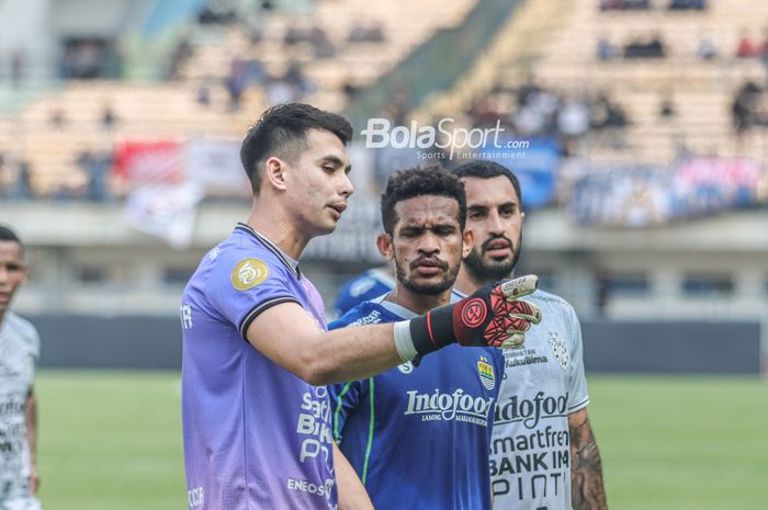 Kiper Bali United, Nadeo Argawinata (kiri), sedang berdiskusi dengan pemain Persib Bandung bernama Ricky Kambuaya (tengah) dalam laga pekan kenam BRI Liga 1-2022/2023 di Stadion Gelora Bandung Lautan Api, Bandung, Jawa Barat, 23 Agustus 2022.