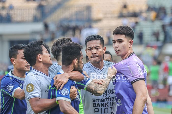 Kiper Bali United, Nadeo Argawinata (kiri), sempat terlibat perselisihan dengan gelandang Persib Bandung bernama Ricky Kambuaya (kanan) dalam laga pekan kenam BRI Liga 1-2022/2023 di Stadion Gelora Bandung Lautan Api, Bandung, Jawa Barat, 23 Agustus 2022.