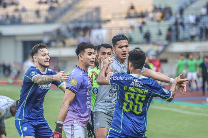 Kiper Bali United, Nadeo Argawinata (kiri), sempat terlibat perselisihan dengan gelandang Persib Bandung bernama Ricky Kambuaya (kanan) dalam laga pekan kenam BRI Liga 1-2022/2023  di Stadion Gelora Bandung Lautan Api, Bandung, Jawa Barat, 23 Agustus 2022.