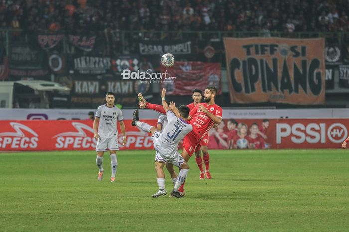 Striker Persija Jakarta, Abdulla Yusuf (kanan), sedang berusaha merebut bola dalam laga pekan kelima Liga 1 2022 di Stadion Patriot Candrabhaga, Bekasi, Jawa Barat, 24 Agustus 2022.