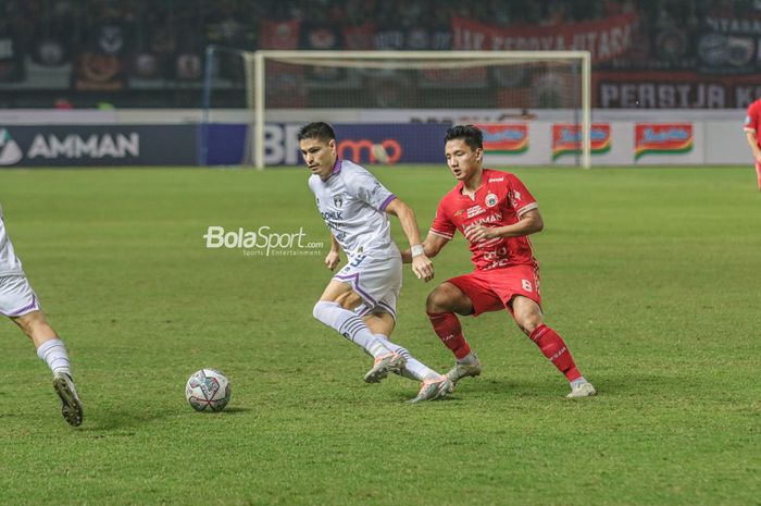 Penyerang Persita Tangerang, Ramiro Ezequiel Fergonzi (kiri), sedang berebut bola dengan pilar Persija Jakarta bernama Syahrian Abimamyu (kanan) dalam laga pekan kelima Liga 1 2022 di Stadion Patriot Candrabhaga, Bekasi, Jawa Barat, 24 Agustus 2022.