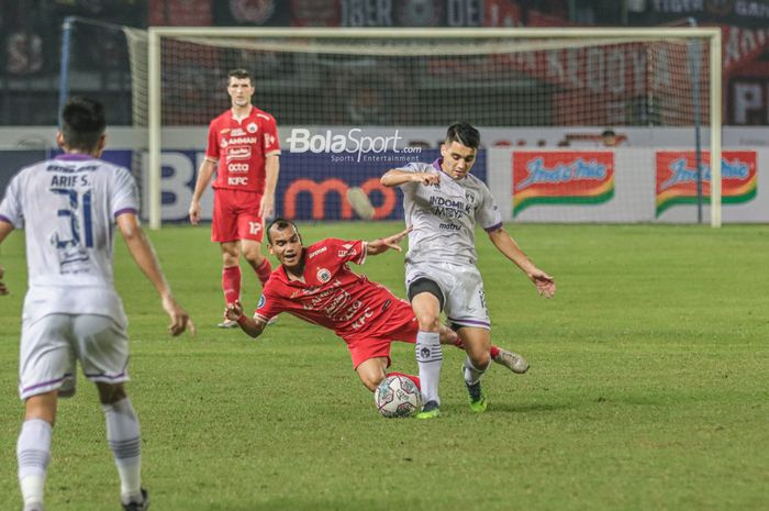 Pemain Persita Tangerang, Norberto Ezequiel Vidal (kanan), sedang berduel merebut bola dengan pilar Persija Jakarta bernama Riko Simanjuntak (kiri) dalam laga pekan kelima Liga 1 2022 di Stadion Patriot Candrabhaga, Bekasi, Jawa Barat, 24 Agustus 2022.