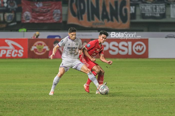 Penyerang Persita Tangerang, Ramiro Ezequiel Fergonzi (kiri), sedang berebut bola dengan pilar Persija Jakarta bernama Muhammad Ferarri (kanan) dalam laga pekan kelima Liga 1 2022 di Stadion Patriot Candrabhaga, Bekasi, Jawa Barat, 24 Agustus 2022.