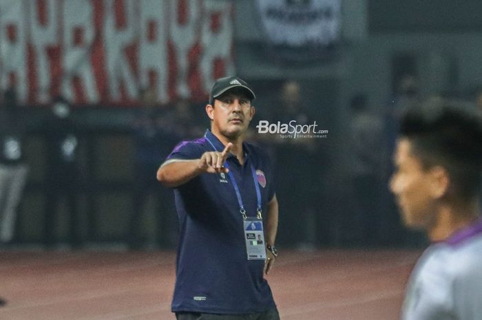 Pelatih Persita Tangerang, Angel Alfredo Vera, sedang memberikan intruksi kepada para pemainnya dalam laga pekan kelima Liga 1 2022 di Stadion Patriot Candrabhaga, Bekasi, Jawa Barat, 24 Agustus 2022.