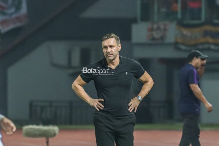 Pelatih Persija Jakarta, Thomas Doll, sedang memantau timnya bertanding dalam laga pekan kelima Liga 1 2022 di Stadion Patriot Candrabhaga, Bekasi, Jawa Barat, 24 Agustus 2022.