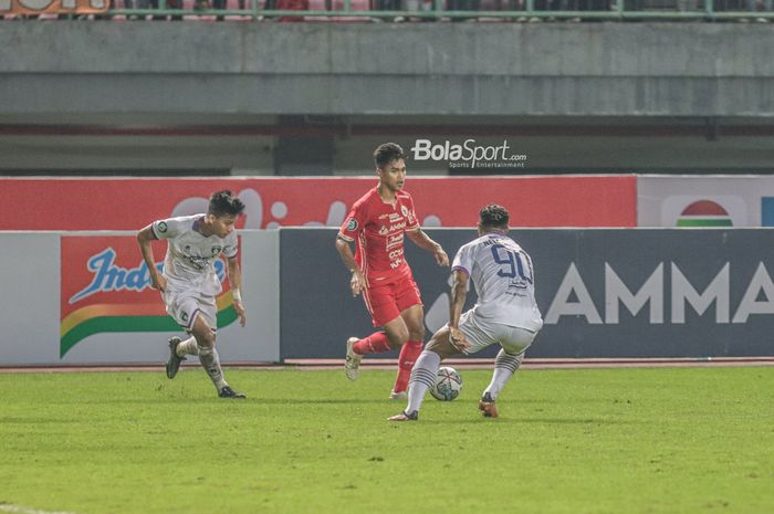 Pemain sayap kanan Persija Jakarta, Alfriyanto Nico (tengah), sedang mengusai bola dalam laga pekan keenam Liga 1 2022 di Stadion Patriot Candrabhaga, Bekasi, Jawa Barat, 24 Agustus 2022.