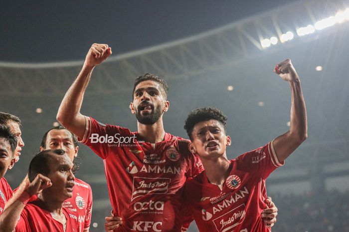 Abdulla Yusuf dan Ginanjar Wahyu melakukan selebrasi bersama sejumlah pemain Persija Jakarta seusai ia mencetak gol dalam laga pekan kelima Liga 1 2022 di Stadion Patriot Candrabhaga, Bekasi, Jawa Barat, 24 Agustus 2022.