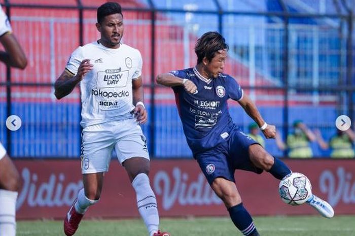 Dua pemain asing Arema FC dan RANS Nusantara sedang berebut bola di laga pekan keenam Liga 1 2022-2023, pada Rabu (24/8/2022).