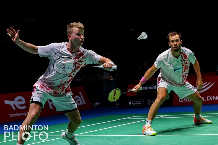 Ganda putra Denmark, Kim Astrup/Anders Skaarup Rasmussen, ketika bermain pada babak 32 besar Kejuaraan Dunia 2022 di Tokyo Metropolitan Gymnasium, Shibuya, Tokyo, Jepang, Rabu (24/8/2022).