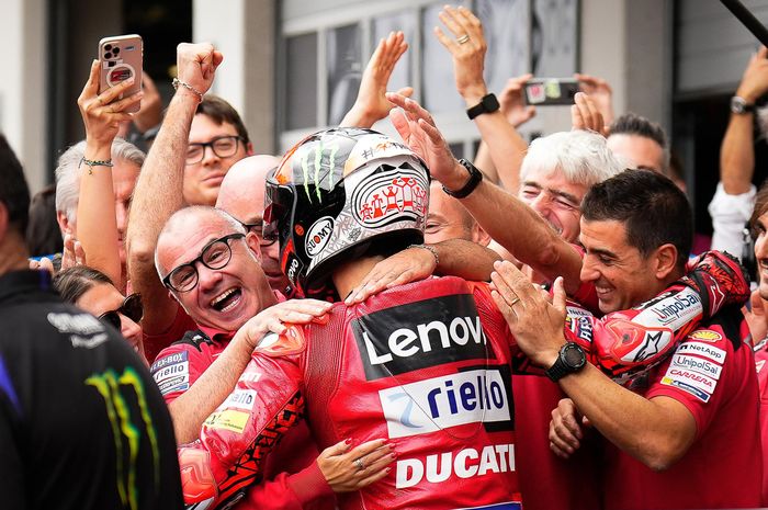 Pembalap Ducati Lenovo, Francesco Bagnaia, merayakan kemenangan pada MotoGP Austria. Bagnaia membawa rekor kuat jelang MotoGP Aragon pada akhir pekan ini.