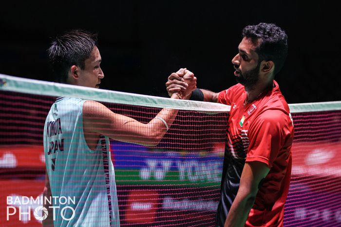 Kento Momota dari Jepang (kiri) dan H. S. Prannoy dari India (kanan) berjabat tangan setelah pertandingan mereka pada babak kedua Kejuaraan Dunia 2022 di Tokyo Metropolitan Gymnasium, Jepang, 24 Agustus 2022. Prannoy mengalahkan Momota yang merupakan unggulan kedua.