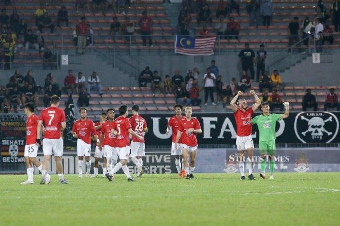 Para pemain Kuala Lumpur City FC tengah merayakan gol.