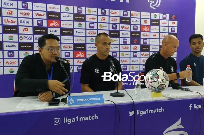 Pelatih Madura United, Fabio Lefundes mengaku takut saat polisi masuk ke Stadion dalam laga kontra Persis Solo di Stadion Manahan, Selasa (23/8/2022).