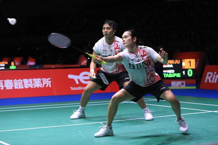 Pasangan ganda campuran Indonesia, Zachariah Josiahno Sumanti/Hediana Julimarbela, pada babak kedua Kejuaraan Dunia 2022 di Tokyo Metropolitan Gymnasium, Jepang, Rabu (24/8/2022).